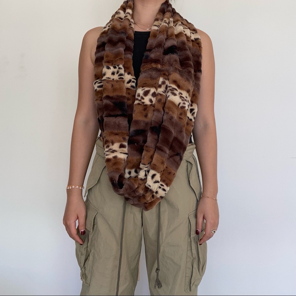 🤍winter sale🤍
Leopard pattern fleece scarf 🧣 
So cute and warm🤍
